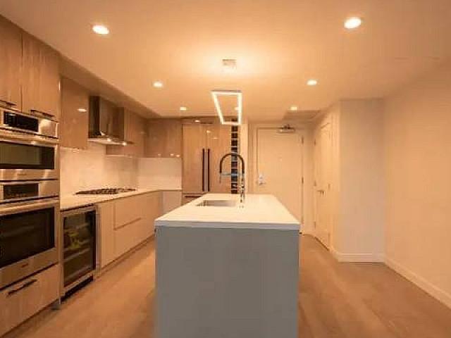 Upmarket White Rock 2 Bed/2 Bath + Den Luxury Condo With Views!