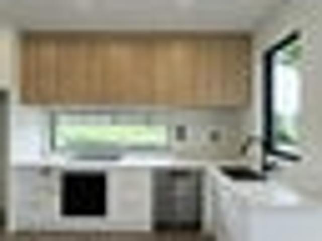 Upmarket Corner Home Offering Everyday Ease