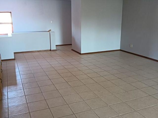 Upmarket, spacious 4 bedroom family home for sale in Winterhoek Park