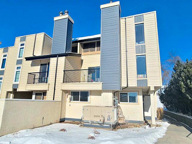 Updated Highwood Park Townhouse