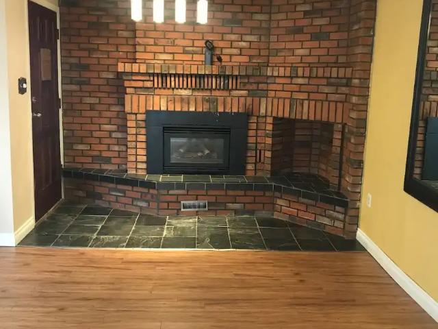 UPDATED 2BED 1BATH DUPLEX LOCATED IN RIVERDALE! EASY ACCESS TO RIVER AND DT