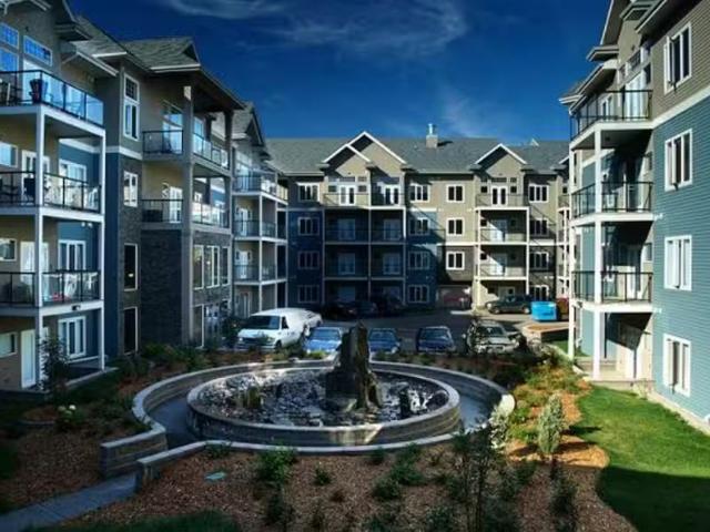 Upgraded 1Bed+Den Condo Furniture Included