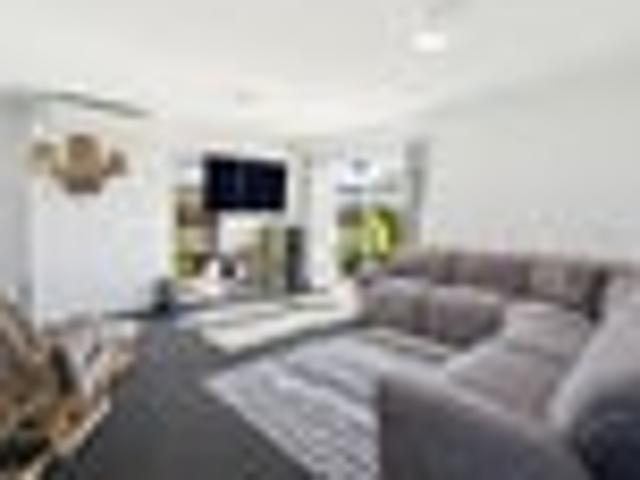 Upgraded Freehold Living in Takanini