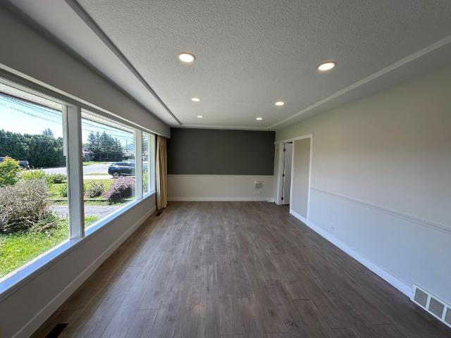 #Upper 46649 Cedar Avenue