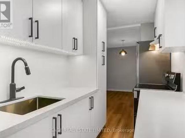 Upper 633 St Clair Avenue W, Toronto, ON, M6C 1A7 house fo.