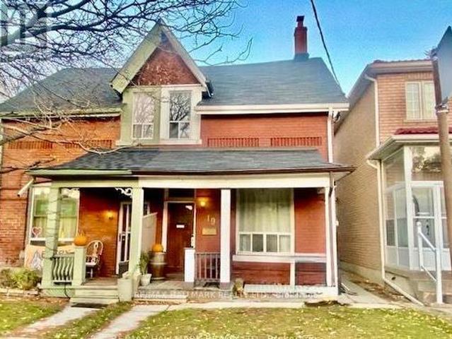 Upper 19 Luttrell Avenue, Toronto, ON, M4C 5E2 house for lease | Listing ID E13436 | Royal LePage