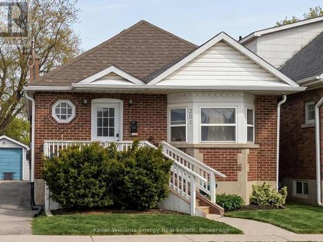 Upper 201 Celina Street, Oshawa Lakeview, ON, L1H 4N7 house for lease | Listing ID E13438 | Royal LePage