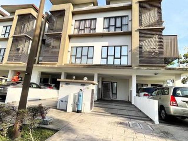 UPPER UNIT End Lot NDira Townhouse 16 Sierra Puchong