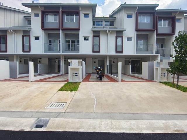 Upper Unit Town House Greenwoods Seraya Taman Salak Perdanai