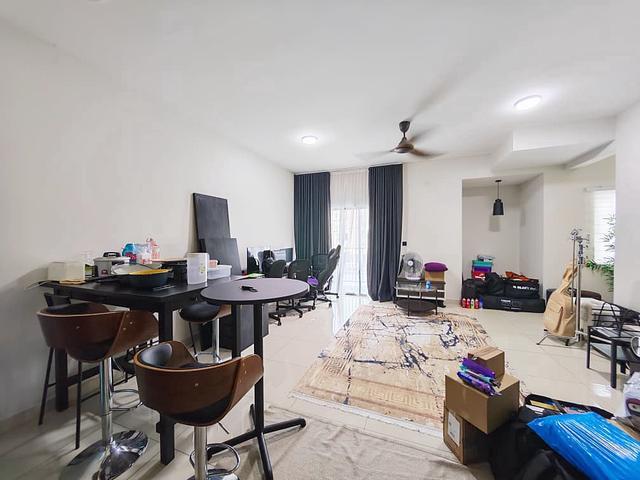 Upper Unit Townhouse Elegan Residensi Taman Putra Perdana For Rent