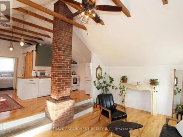 Upper Unit 32 Rodman Street, St. Catharines, ON, L2R 5E1 investment for lease | Listing ID X13472 | Royal LePage