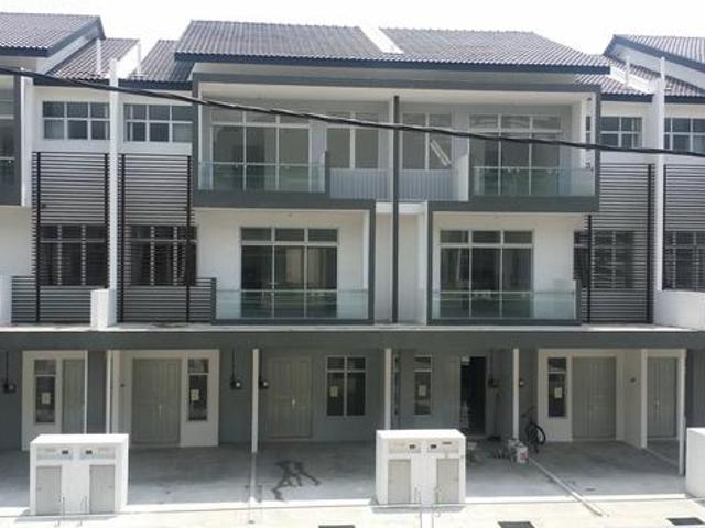 Upper Unit 3 Storey Townhouse For Sale Walking Distance to MAHSA Uni