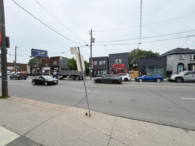 Upper Level 520 Rogers Road in Toronto: Keelesdale Eglinton West Condo for lease Toronto W03: MLS®# W13434836