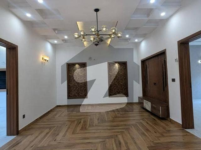 Upper Portion Of 1 Kanal House Available For Rent In Lda Avenue