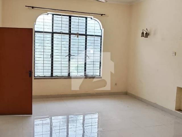 Upper Portion For Rent on Sarwar Road Main Cantf