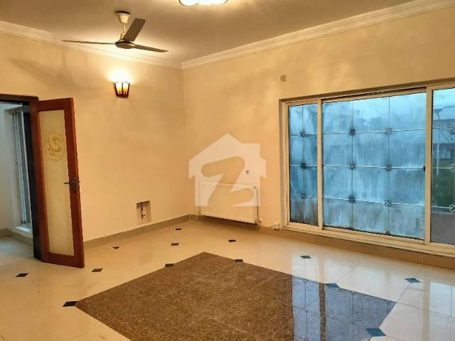 Upper Portion 3 Bedrooms & 3 Bathrooms DD TV Lounge & Kitchen