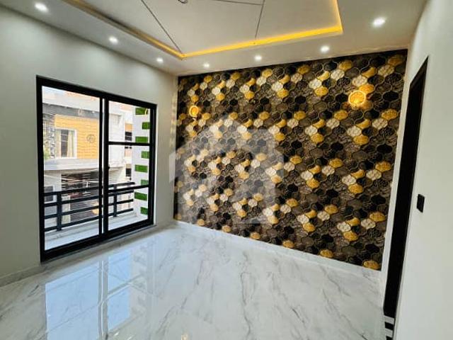 Upper Portion 8.5 Marla Available In Madina Town Susan Road