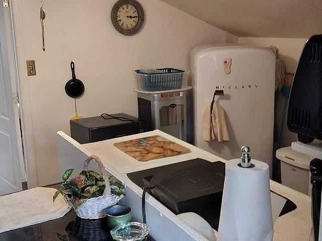 Upstairs 1 Bedroom And Kitchentte