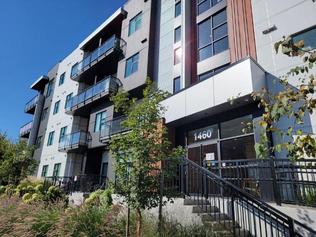Upscale Corner 1 bdrm + den Condo near Downtown
