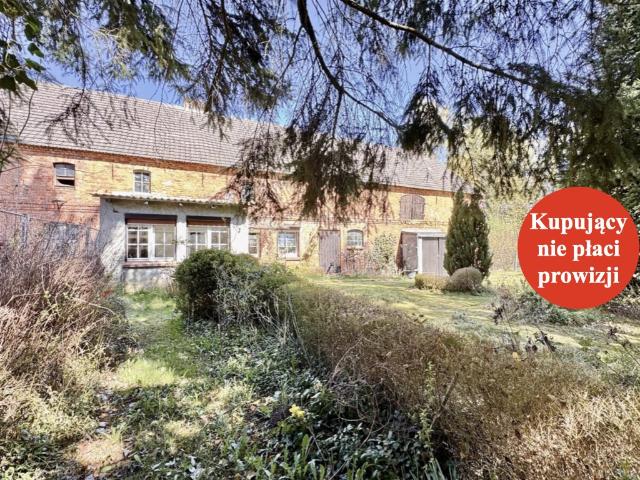Uroczy dom z cegły z kominkiem i dużą działką