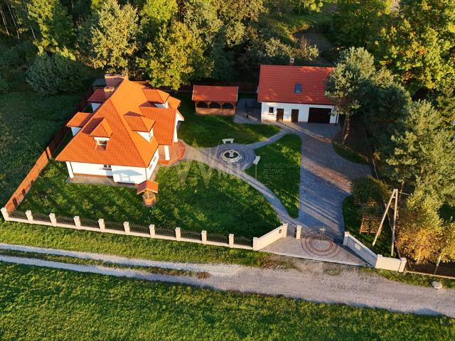 Urokliwa willa z ogrodem, fontanną i garażem