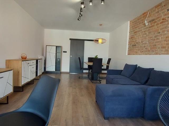 Urokliwe 63 m² loft z cegłą, widok na Rynek, parking