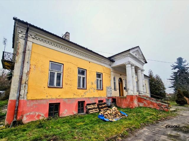 Urokliwe 2 pokojowe mieszkanie w zabytkowym dworku