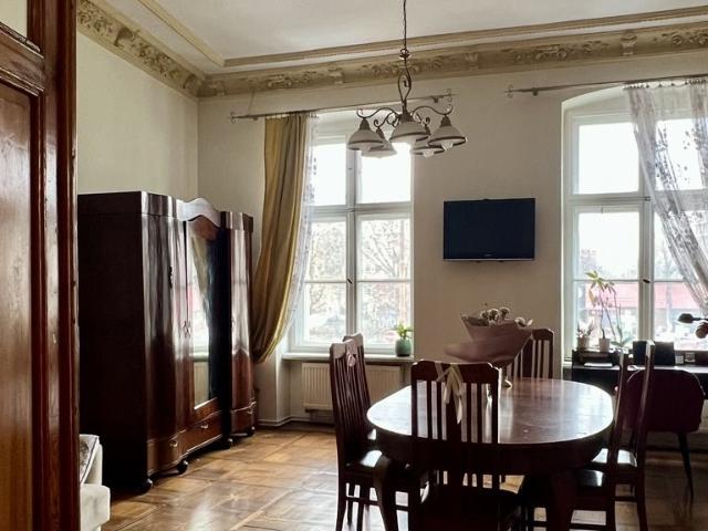 Urokliwe 2 pokojowe mieszkanie z wysokimi sufitami 53 m² w klimatycznej kamienicy