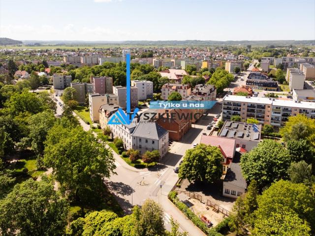 Urokliwe 3 pokojowe mieszkanie z belkami i cegłą