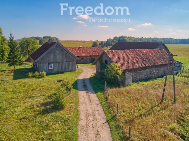 Na sprzedaż urokliwy dom 106 m² na dużej działce z budynkami gospodarczymi