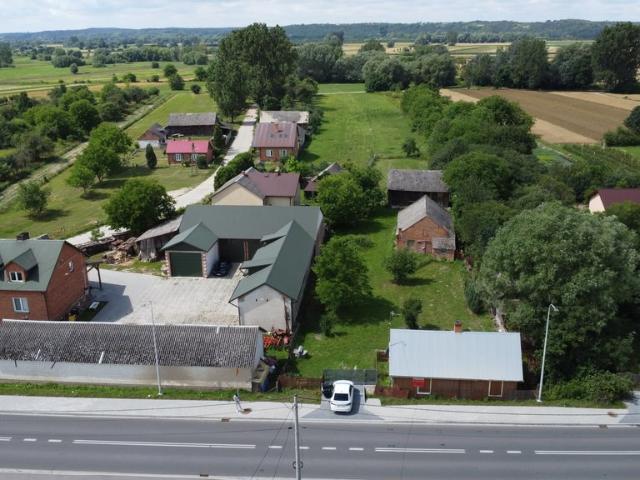 Urokliwy dom drewniany z budynkami gospodarczymi na 0,5 ha