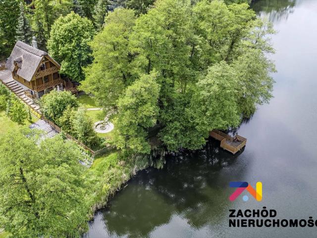 Urokliwy dom nad jeziorem z własnym pomostem i sauną