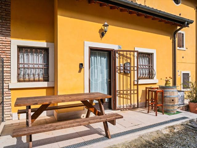Urokliwy dom szeregowy z tarasem i parkingiem w Lazise