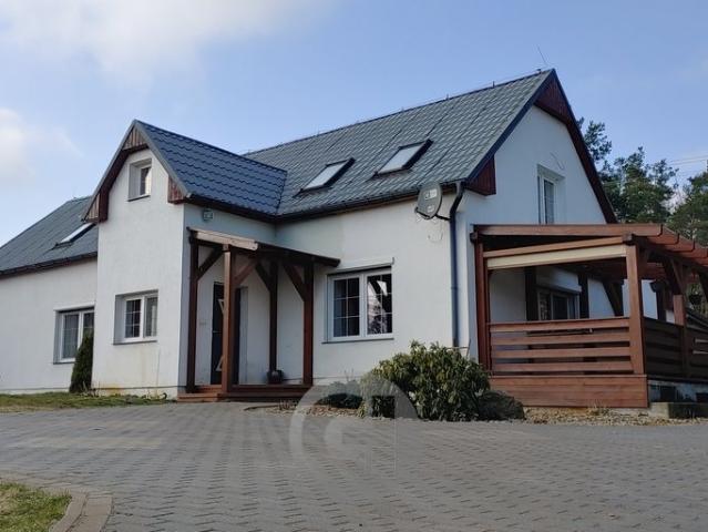 Urokliwy dom z kominkiem i tarasem, gotowy do zamieszkania