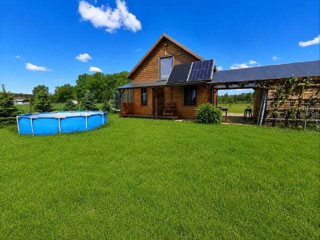 Urokliwy domek 35 m² z własnym prądem i wodą