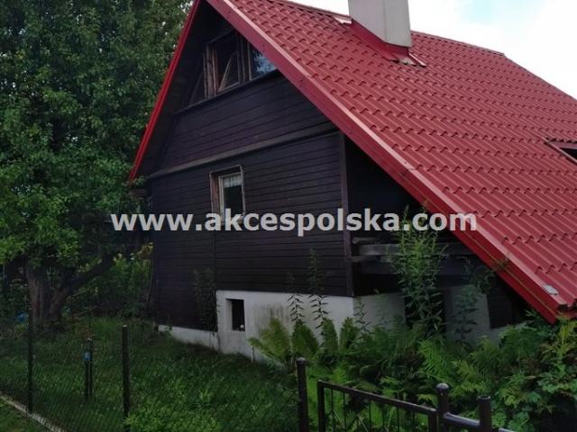 Urokliwy domek z bali na dużej działce z ogrodem