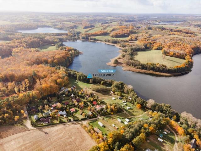 Urokliwy domek nad jeziorem z tarasem i ogrodem