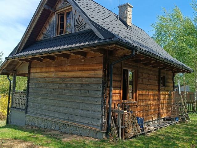 Urokliwy drewniany dom z tarasem z widokiem na Góry Świętokrzyskie