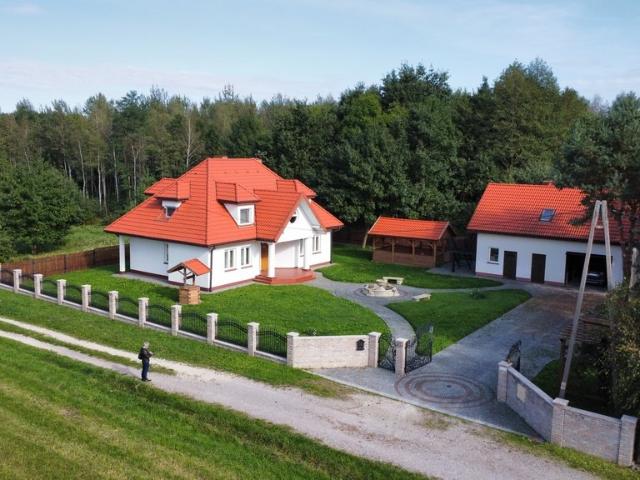 Urokliwy dwór w stylu polskim, 160 m², ogrodzona posesja