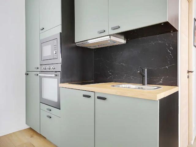 Urban Retreat for Two: Modern Comfort & Convenience, Paris Amsterdam Apartments for Rent