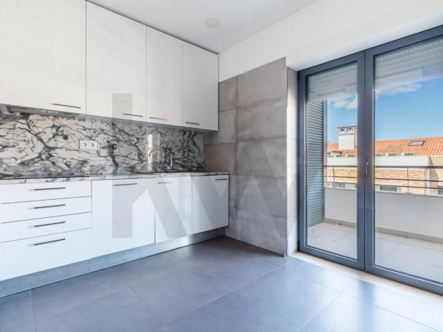 Urbanização Vila Chã | T3 c/ Varanda + 2 Lugares Garagem | 127 m2 Área Total