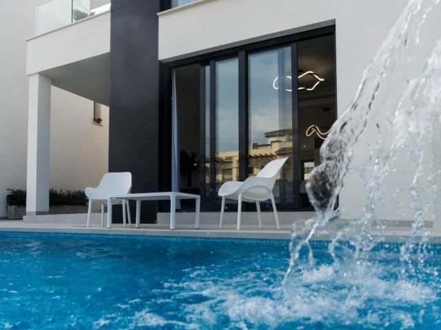 Urbanización de 14 villas independientes, a 7´de las blancas. 150m² Orihuela Costa