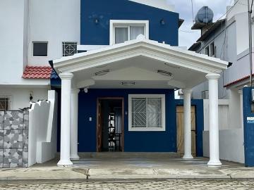 Urbanización Villa Marina Capes, casa de 2 pisos, 3 dormitorios y balcón