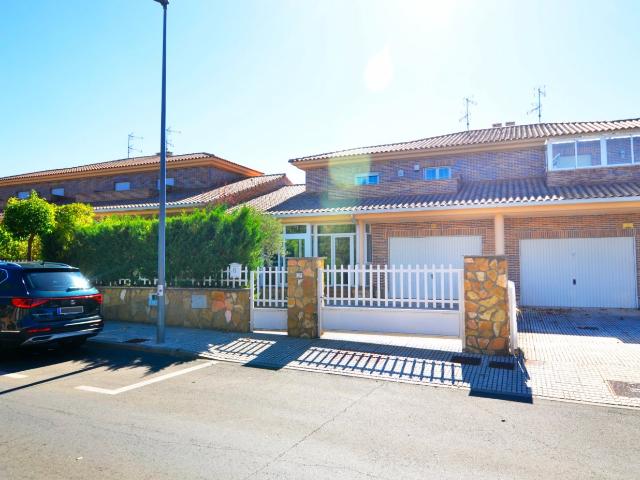 Urbis te ofrece un adosado en alquiler en Cabrerizos, Salamanca