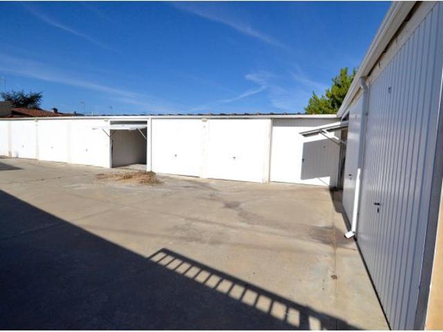 Urbis te ofrece una plaza de garaje cerrada en venta, zona Zarapicos, Pueblo, Salamanca