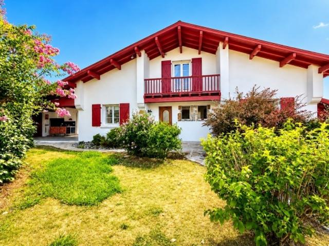 URCUIT MAISON COSSUE AVEC BEAU JARDIN ET PISCINE ET SPA