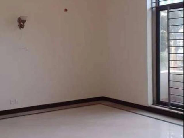 Urgent corner flat for sale in pakistan town at investor rate islamabad pakistan town id 04674