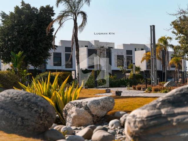 Urgent Sale 10 Marla Golf Course Facing Main Road Villa