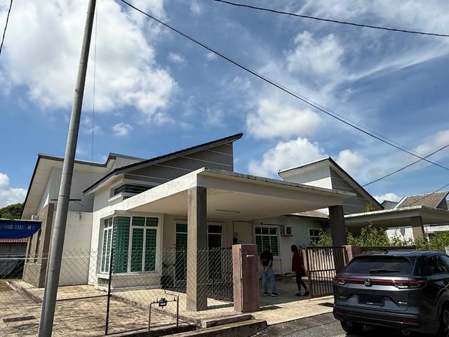 Urgent Sale Cozy SemiD House in Pekan Taman Ketapang Prime Location