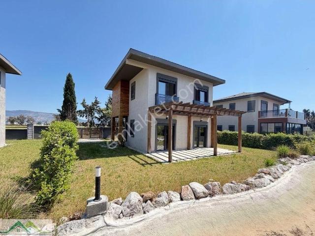 Ürkmez Doğanbey De Muhteşem Lokasyonda Satılık Site İçi Bahçeli Sıfırçelik Konstrüksiyonlu 3+1 Villa